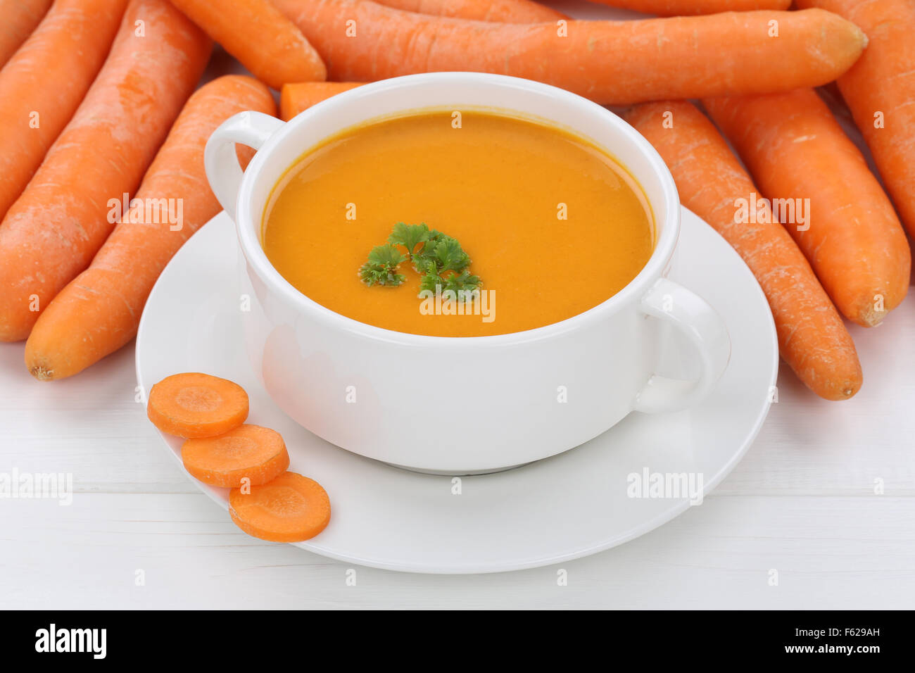 Karotte Suppe essen mit Karotten in Schüssel Stockfoto