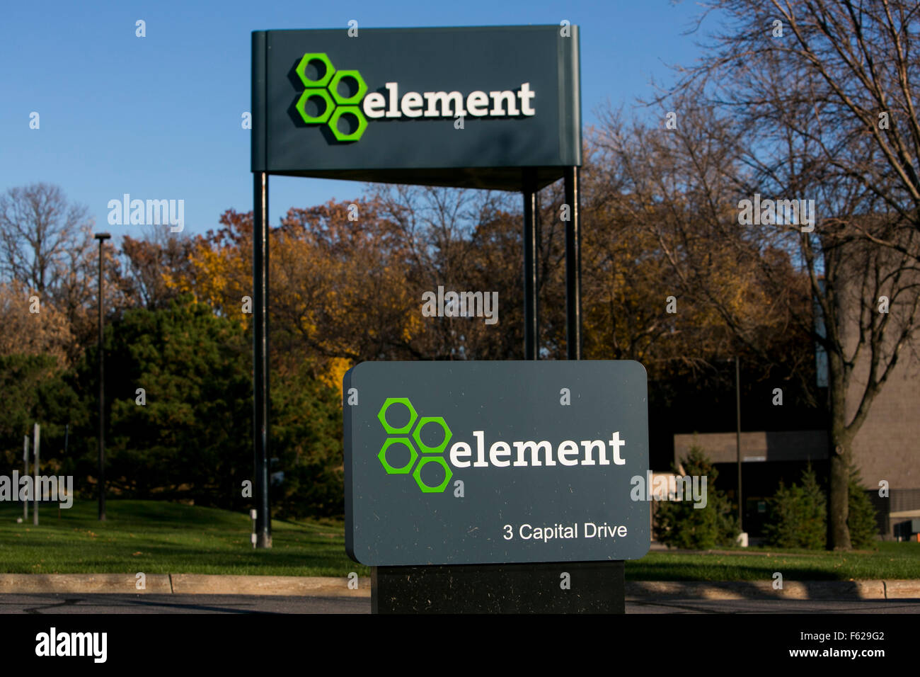 Ein Logo Zeichen außerhalb einer Einrichtung von finanziellen Element in Eden Prairie, Minnesota am 24. Oktober 2015 besetzt. Stockfoto