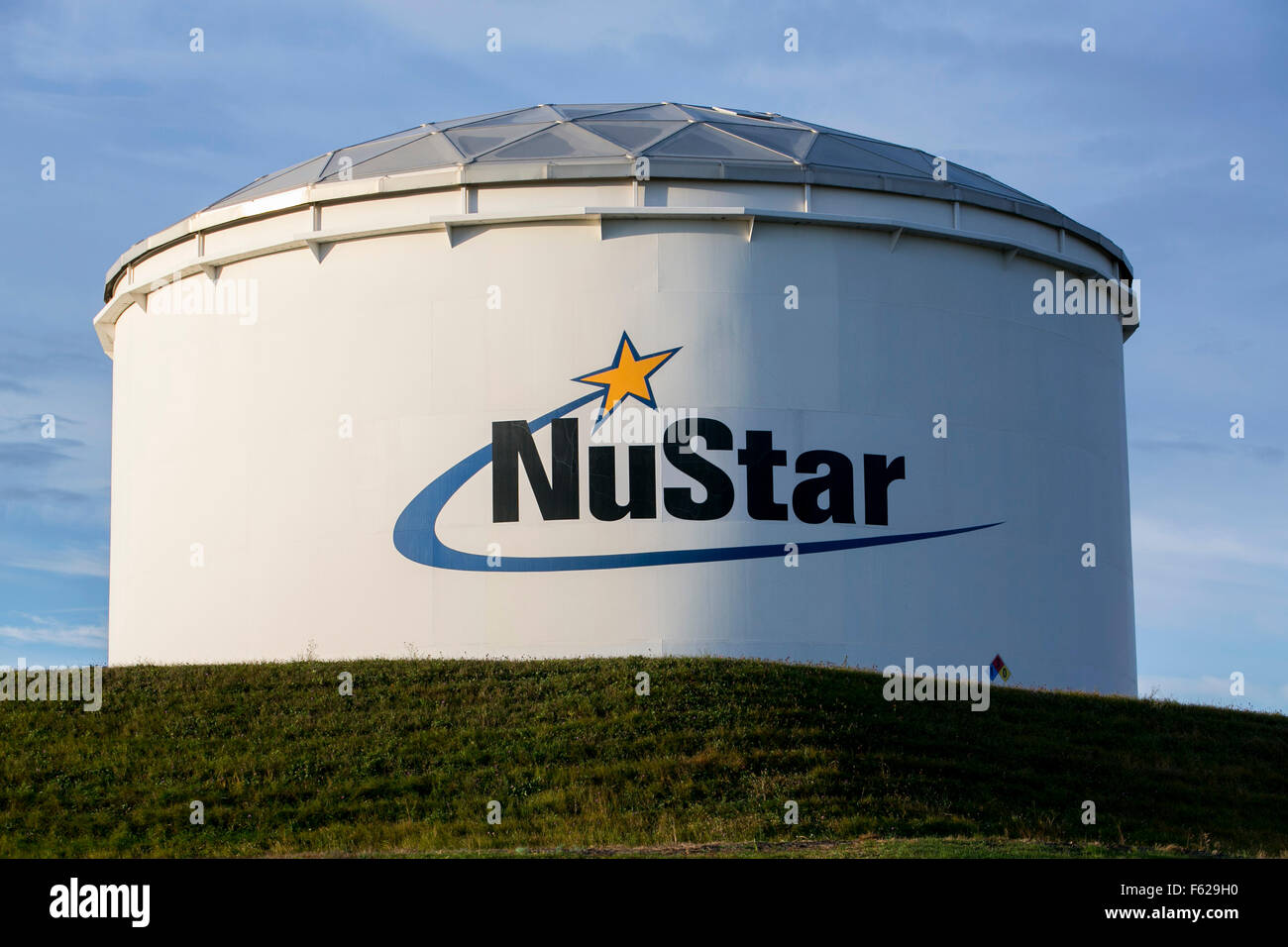 Ein Logo-Zeichen außerhalb einer Einrichtung besetzt NuStar Energie L.P., in St. Paul, Minnesota am 25. Oktober 2015. Stockfoto