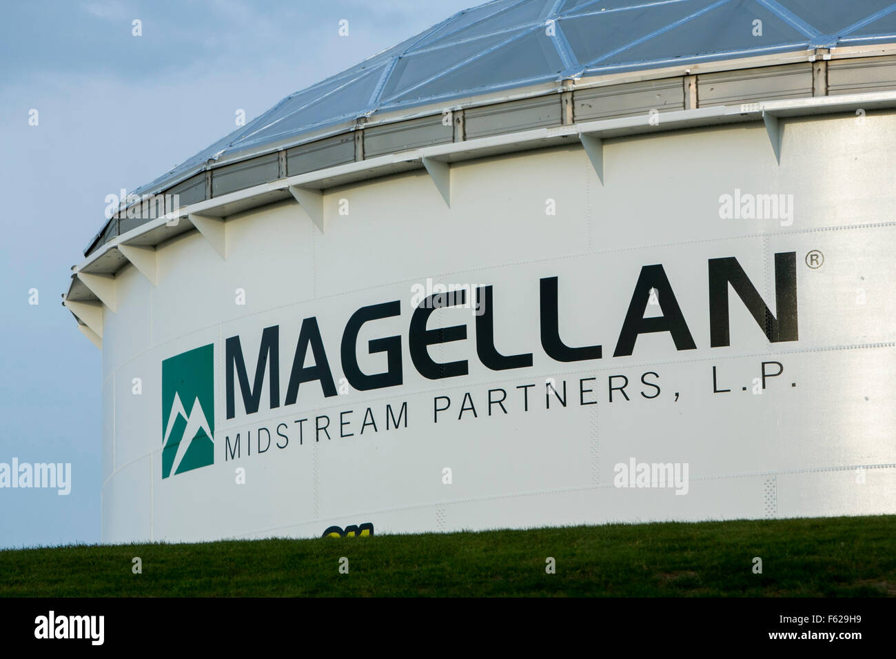 Ein Logo-Zeichen außerhalb einer Einrichtung besetzt Magellan Midstream Partners, L.P., in St. Paul, Minnesota am 25. Oktober 2015. Stockfoto