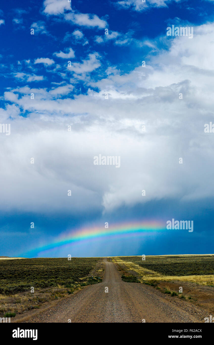 Regenbogen an der Autobahn 789 in der Nähe von Creston Junction; Bundesstaat Wyoming; USA Stockfoto