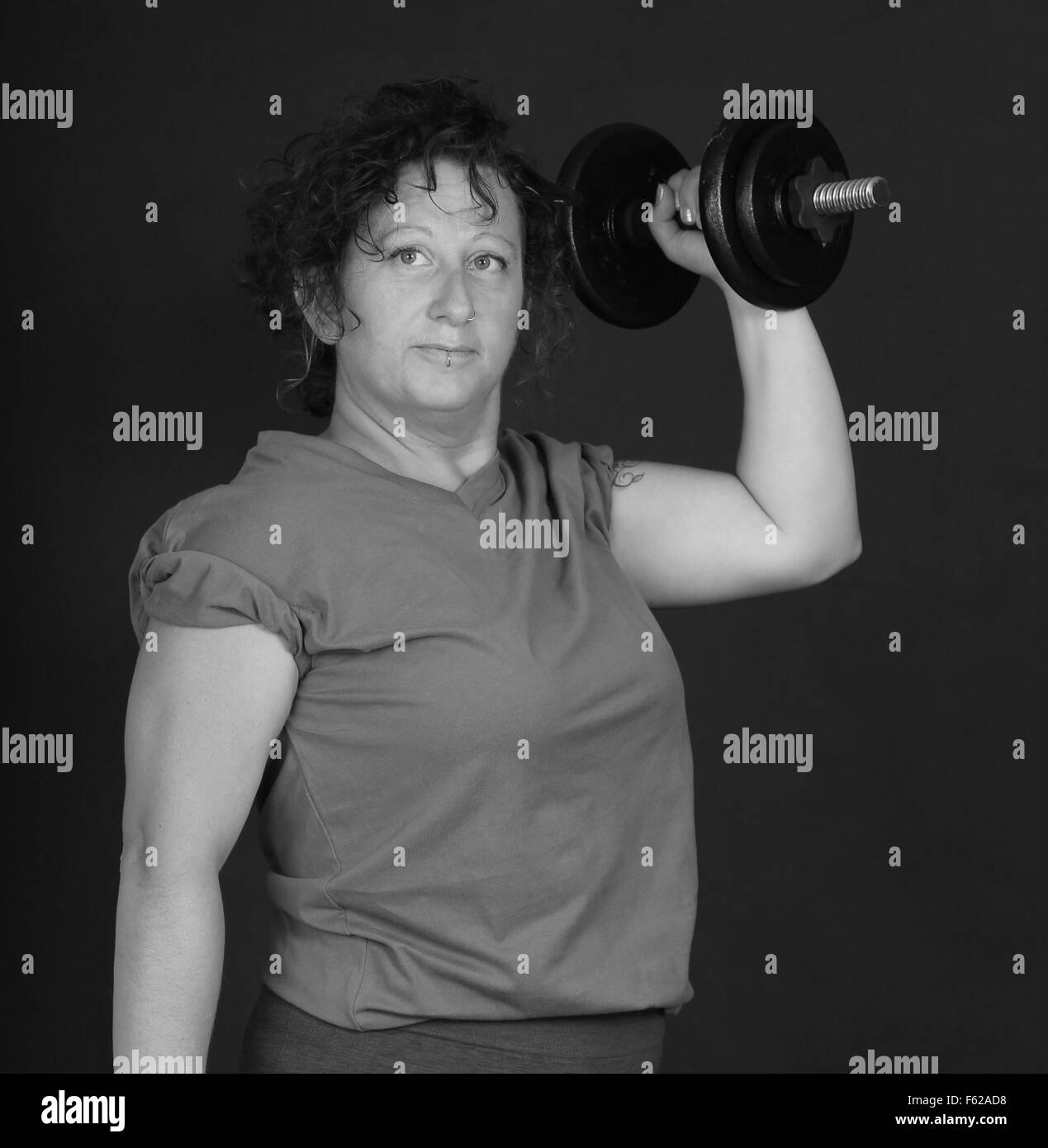 Mitte der dreißiger Jahre Frau training mit Gewichten Stockfoto