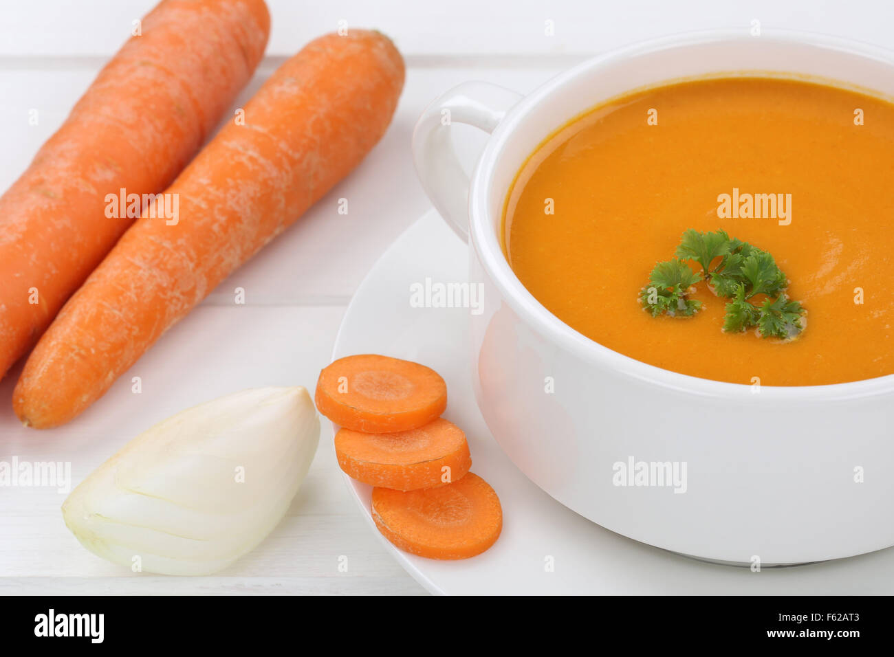Karotte Suppe essen mit Karotten im cup Stockfoto