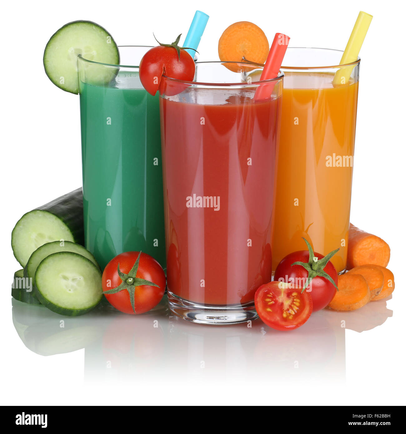 Smoothie-Gemüsesaft mit Gemüse auf einem weißen Hintergrund isoliert Stockfoto