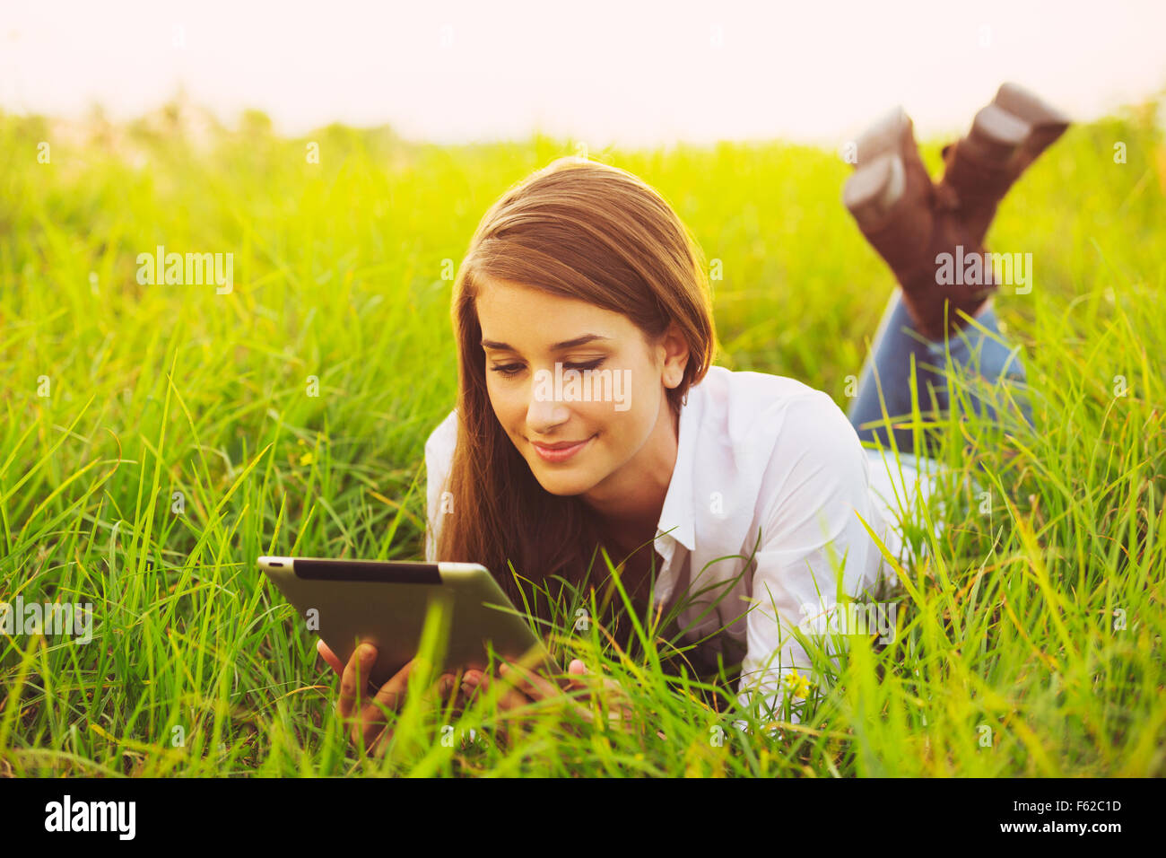 Glückliche junge Frau mit Tablet im Freien, Mobile Technologie-Konzept Stockfoto