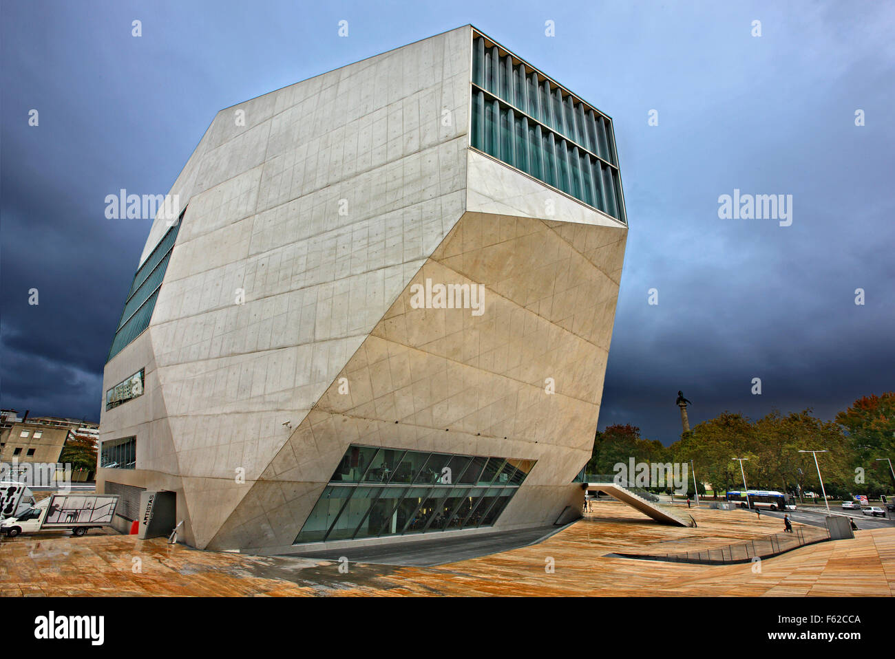 Casa da Musica, Porto, Portugal. (Architekt: Rem Koolhaas). Es ist sozusagen ein "Markenzeichen" des modernen Porto geworden. In Boavista. Stockfoto