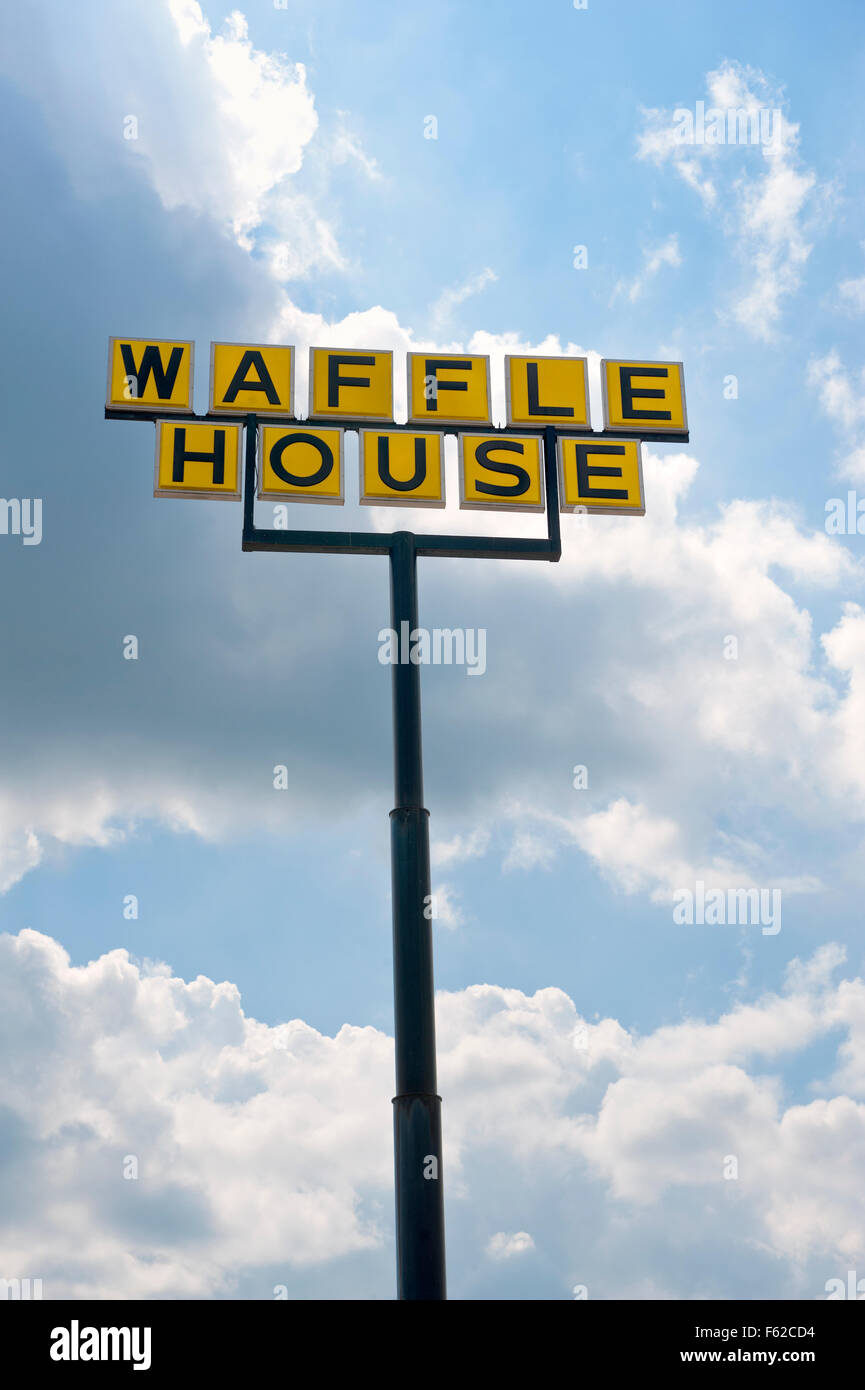 Waffle House Restaurant Schild mit blauen Wolkenhimmel Stockfoto