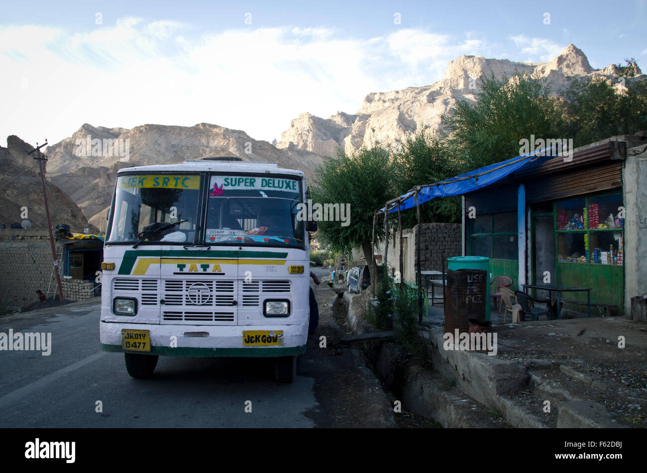 Bus von Srinagar nach Leh Stockfoto