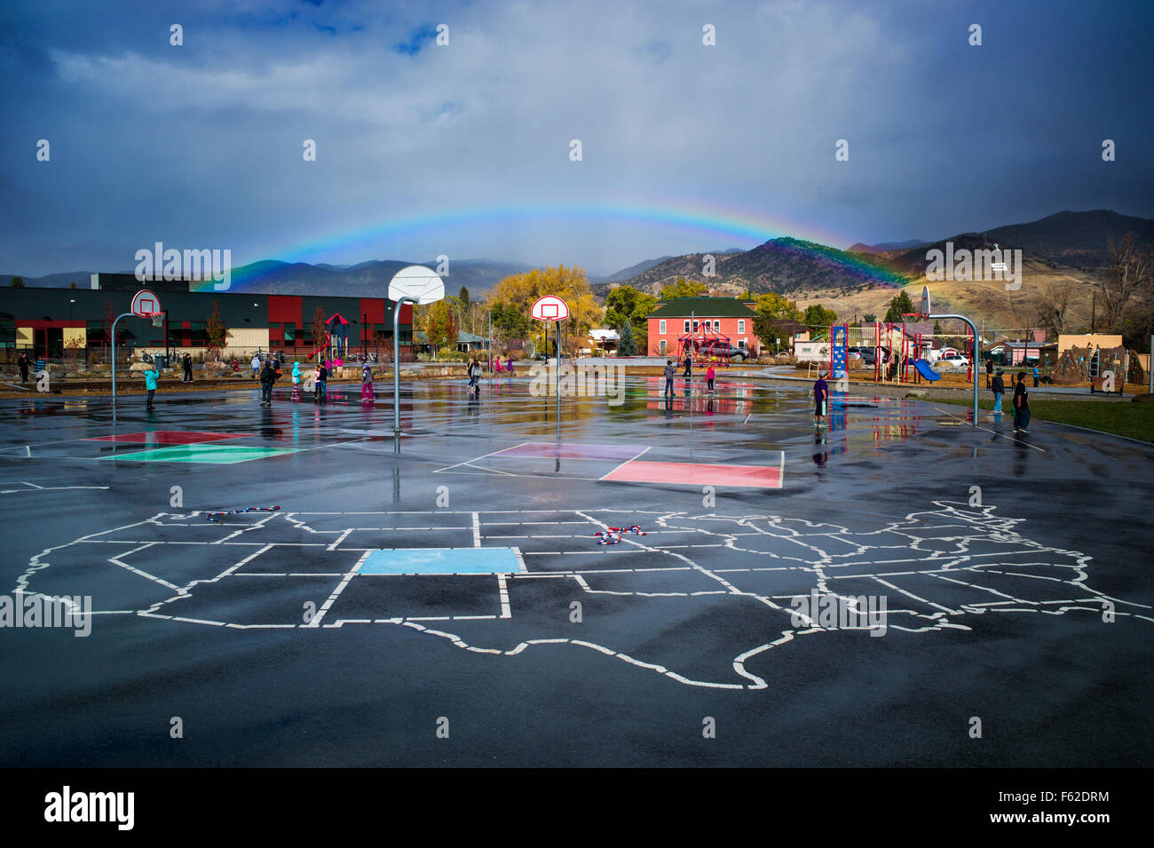 Regenbogen über Grundschule Spielplatz in kleinen Bergstadt Salida, Colorado, USA Stockfoto