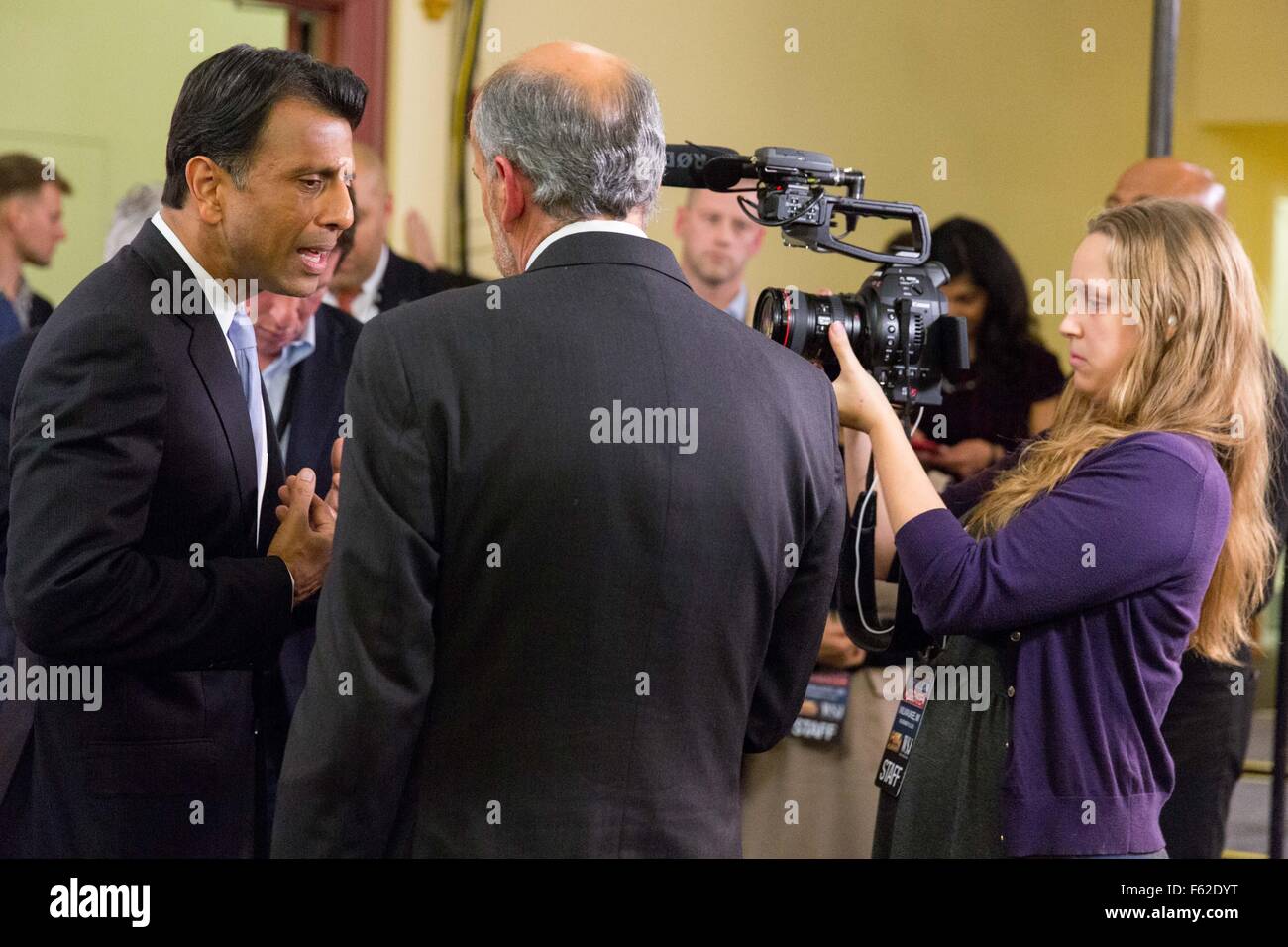 Milwaukee, Wisconsin, USA. 10. November 2015. Louisiana Gouverneur BOBBY JINDAL spricht gegenüber Reportern nach dem ersten von zwei GOP Präsidentendebatten im Milwaukee Theatre in Milwaukee, Wisconsin Credit: Daniel DeSlover/ZUMA Draht/Alamy Live News Stockfoto