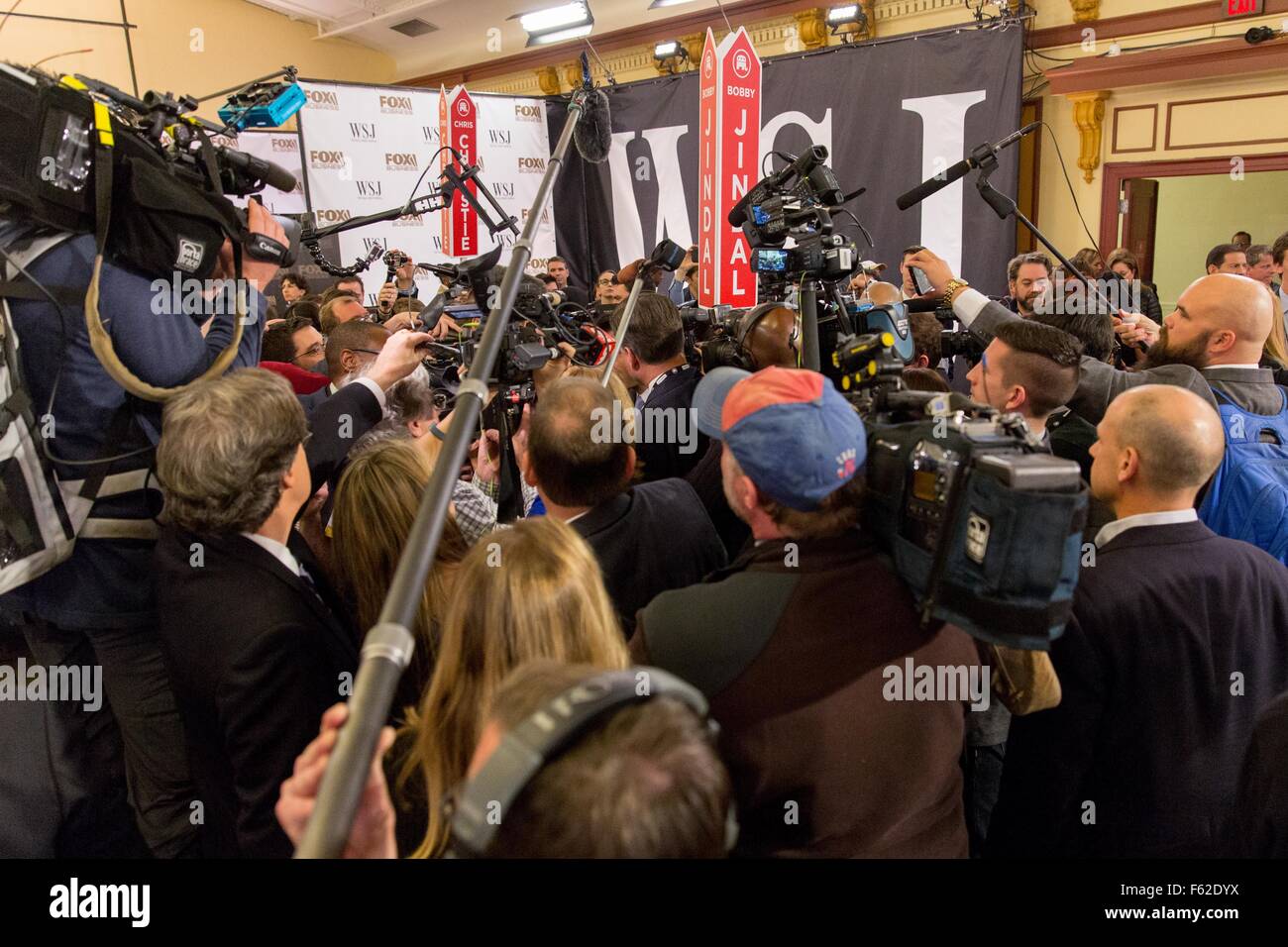 Milwaukee, Wisconsin, USA. 10. November 2015. Louisiana Gouverneur BOBBY JINDAL spricht gegenüber Reportern nach dem ersten von zwei GOP Präsidentendebatten im Milwaukee Theatre in Milwaukee, Wisconsin Credit: Daniel DeSlover/ZUMA Draht/Alamy Live News Stockfoto