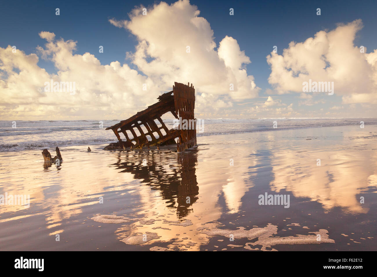 Der Schiffbruch des der Peter Iredale die lief an Land im Jahre 1906 auf der Küste von Oregon unterwegs auf dem Columbia River. Stockfoto