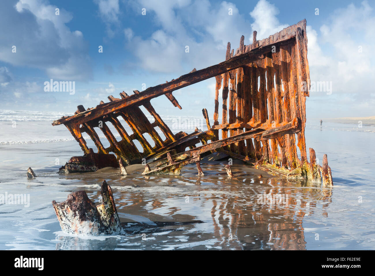 Der Schiffbruch des der Peter Iredale die lief an Land im Jahre 1906 auf der Küste von Oregon unterwegs auf dem Columbia River. Stockfoto