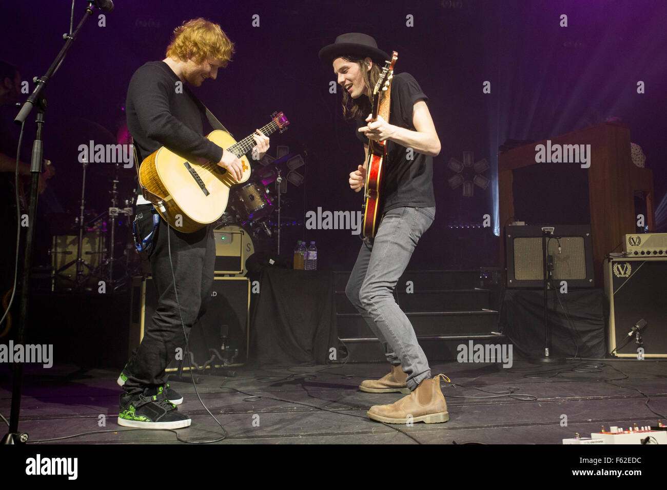 James Bay führt live in Cambridge Corn Exchange, mit Ed Sheeran fügen ihn auf der Bühne als eine Überraschung Gast Featuring: James Bay, Ed Sheeran Where: London, Vereinigtes Königreich bei: 4. Oktober 2015 Stockfoto