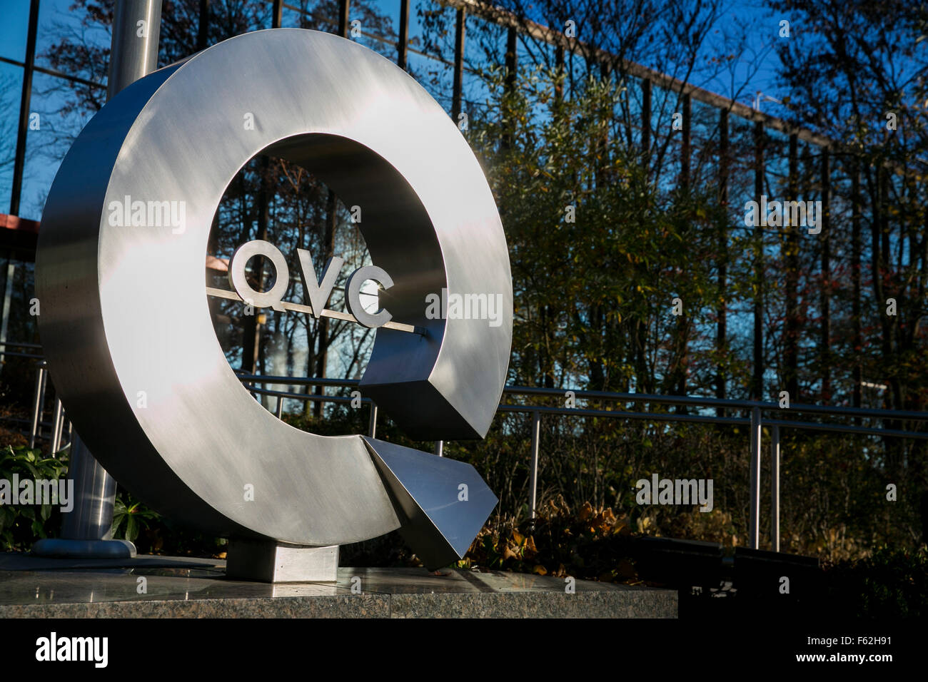 Ein Logo-Zeichen außerhalb der Zentrale von der TV-shopping-Sender, QVC, in West Chester, Pennsylvania am 8. November, 20 Stockfoto