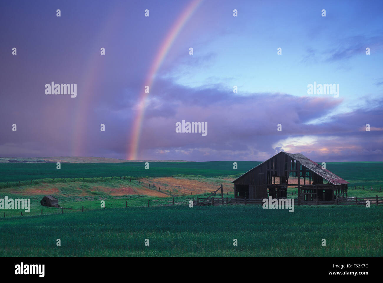 Sherman County, Oregon Regenbogen über verlassene Scheune Stockfoto