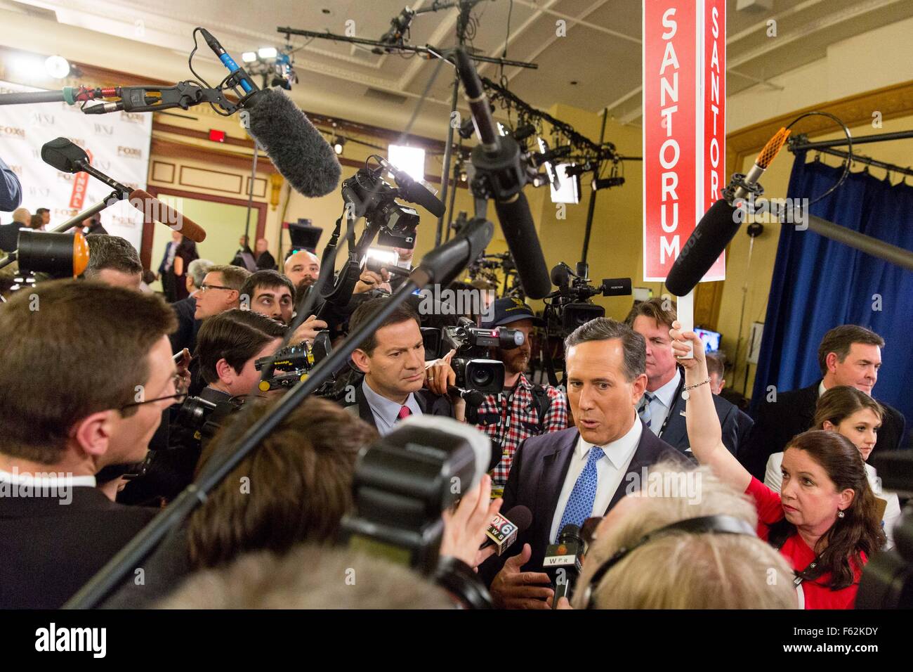 Milwaukee, Wisconsin, USA. 10. November 2015. Presidential hoffnungsvollen RICK SANTORUM spricht gegenüber Reportern nach dem ersten von zwei GOP Präsidentendebatten im Teatro Milwaukee. Bildnachweis: Daniel DeSlover/ZUMA Draht/Alamy Live-Nachrichten Stockfoto