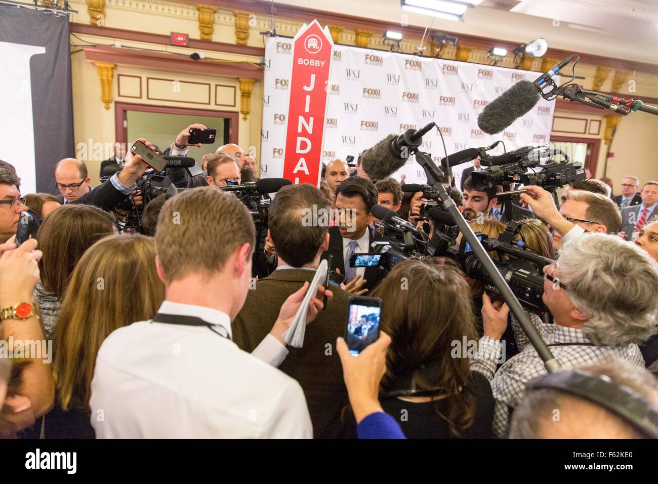 Milwaukee, Wisconsin, USA. 10. November 2015. Louisiana Gouverneur BOBBY JINDAL spricht gegenüber Reportern nach dem ersten von zwei GOP Präsidentendebatten im Teatro Milwaukee. Bildnachweis: Daniel DeSlover/ZUMA Draht/Alamy Live-Nachrichten Stockfoto
