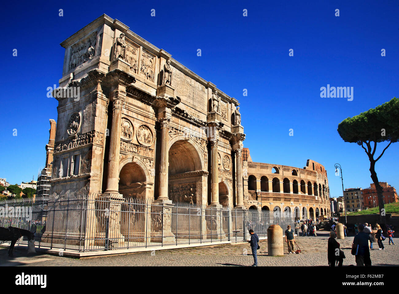 Der Triumphbogen des Konstantin und das Kolosseum (Flavian Amphitheater), im Hintergrund, Rom, Italien Stockfoto