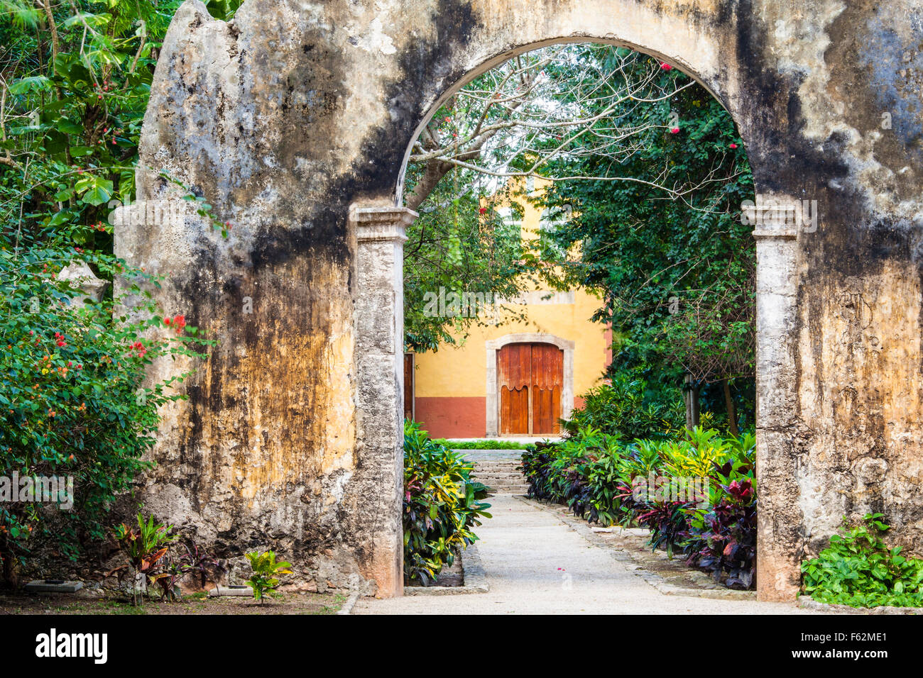 Gewölbten Eingang der Hacienda San Jose Cholul in Yucatan, Mexiko. Stockfoto