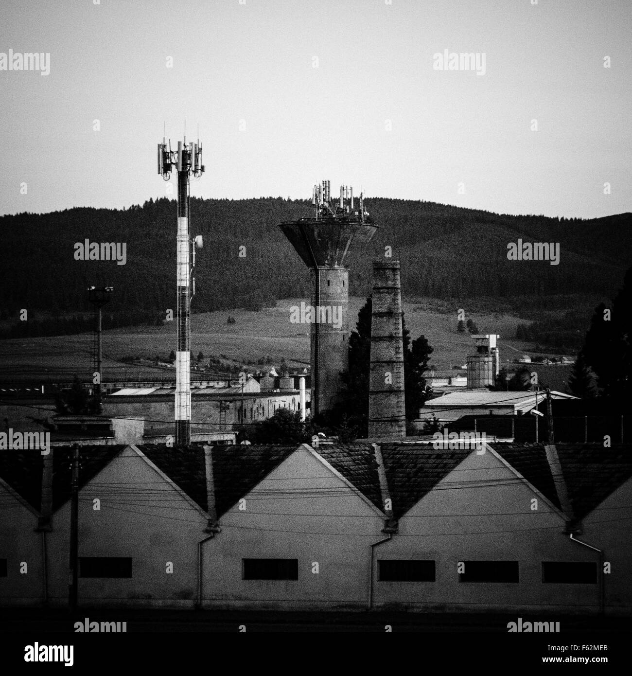 Post-industriellen schwarze und weiße Landschaft. Industriegebäude in der Natur. Miercurea Ciuc, Harghita Grafschaft, Rumänien. Stockfoto