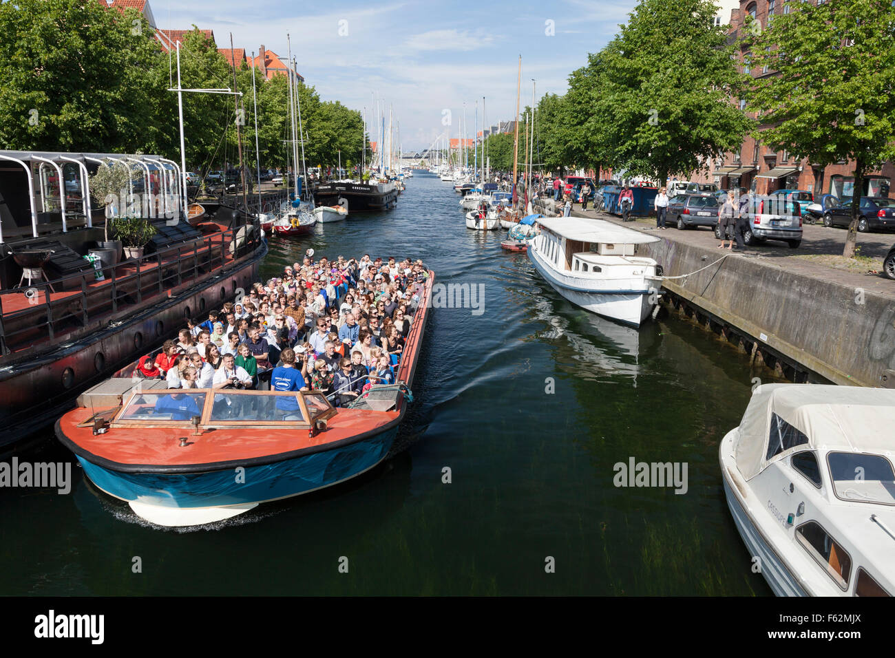 Boot voller Touristen, die an einem sonnigen Sommertag in Copenhagen Kanal Kreuzfahrt Stockfoto