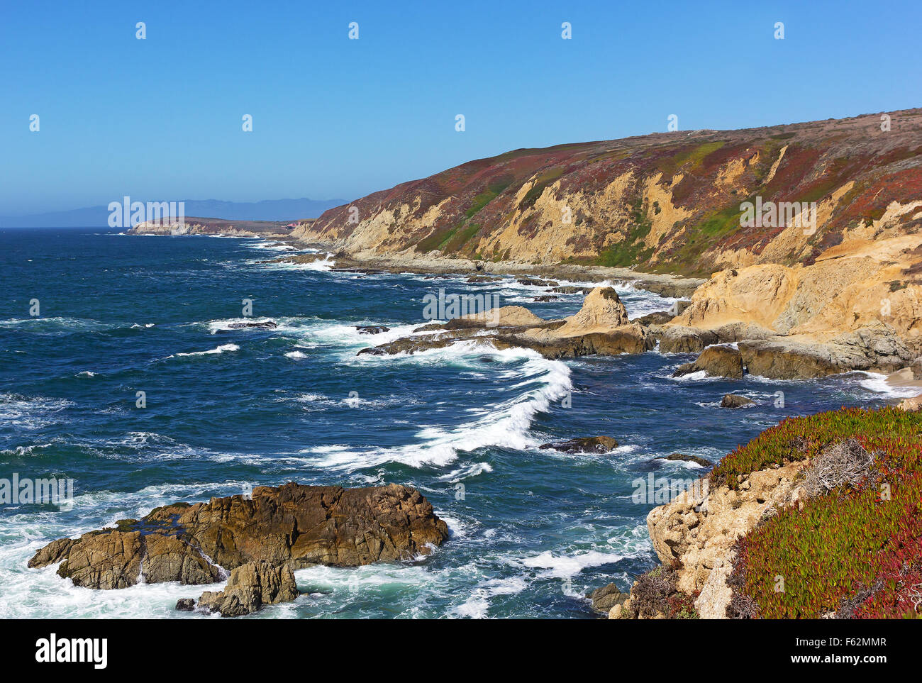 Panoramasicht auf die felsige und zerklüftete Küsten Pazifikstrecke. Stockfoto