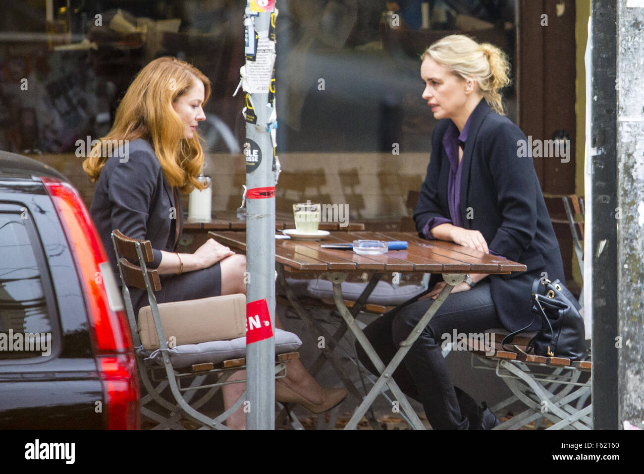 Die Dreharbeiten wieder am Set der 5. Staffel von Heimat in der Oderberger Straße Straße in Prenzlauer Berg.  Mit: Nina Hoss, Miranda Otto wo: Berlin, Deutschland bei: 7. Oktober 2015 Stockfoto