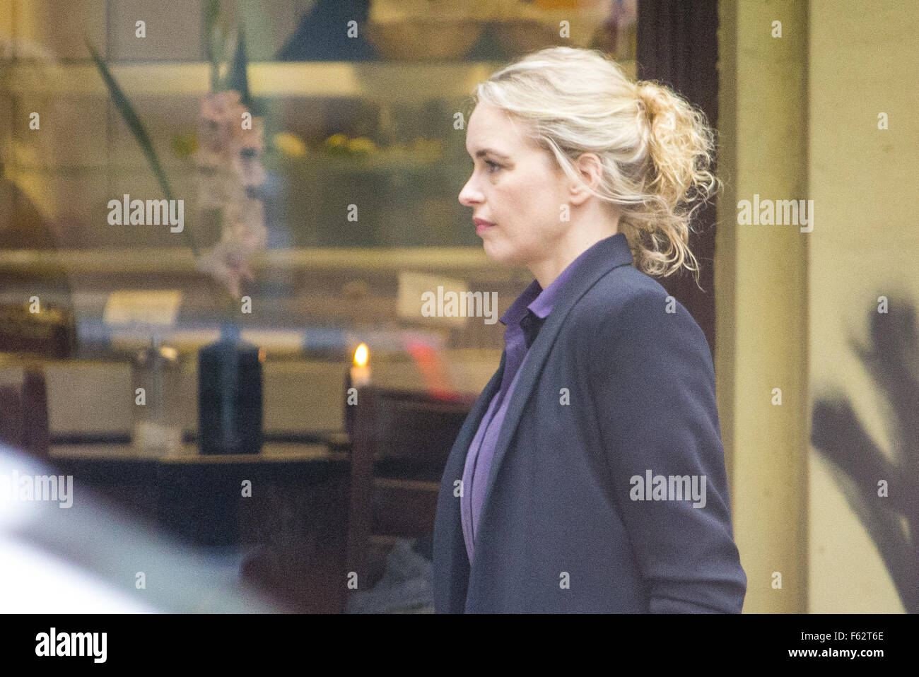 Die Dreharbeiten wieder am Set der 5. Staffel von Heimat in der Oderberger Straße Straße in Prenzlauer Berg.  Mit: Nina Hoss Where: Berlin, Deutschland bei: 7. Oktober 2015 Stockfoto