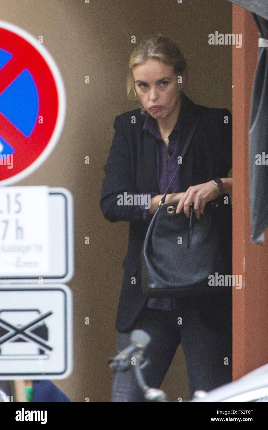Die Dreharbeiten wieder am Set der 5. Staffel von Heimat in der Oderberger Straße Straße in Prenzlauer Berg.  Mit: Nina Hoss Where: Berlin, Deutschland bei: 7. Oktober 2015 Stockfoto
