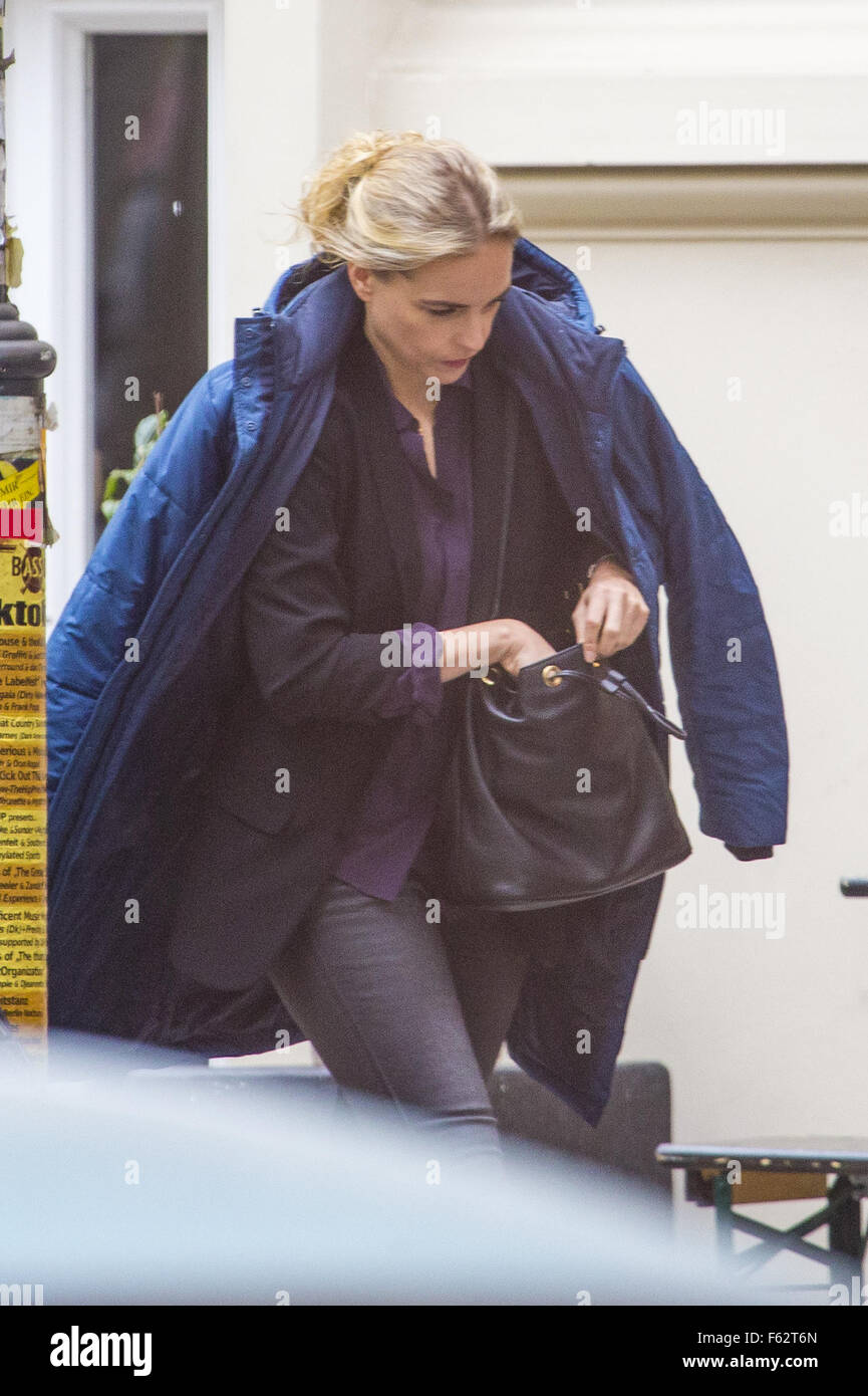 Die Dreharbeiten wieder am Set der 5. Staffel von Heimat in der Oderberger Straße Straße in Prenzlauer Berg.  Mit: Nina Hoss Where: Berlin, Deutschland bei: 7. Oktober 2015 Stockfoto