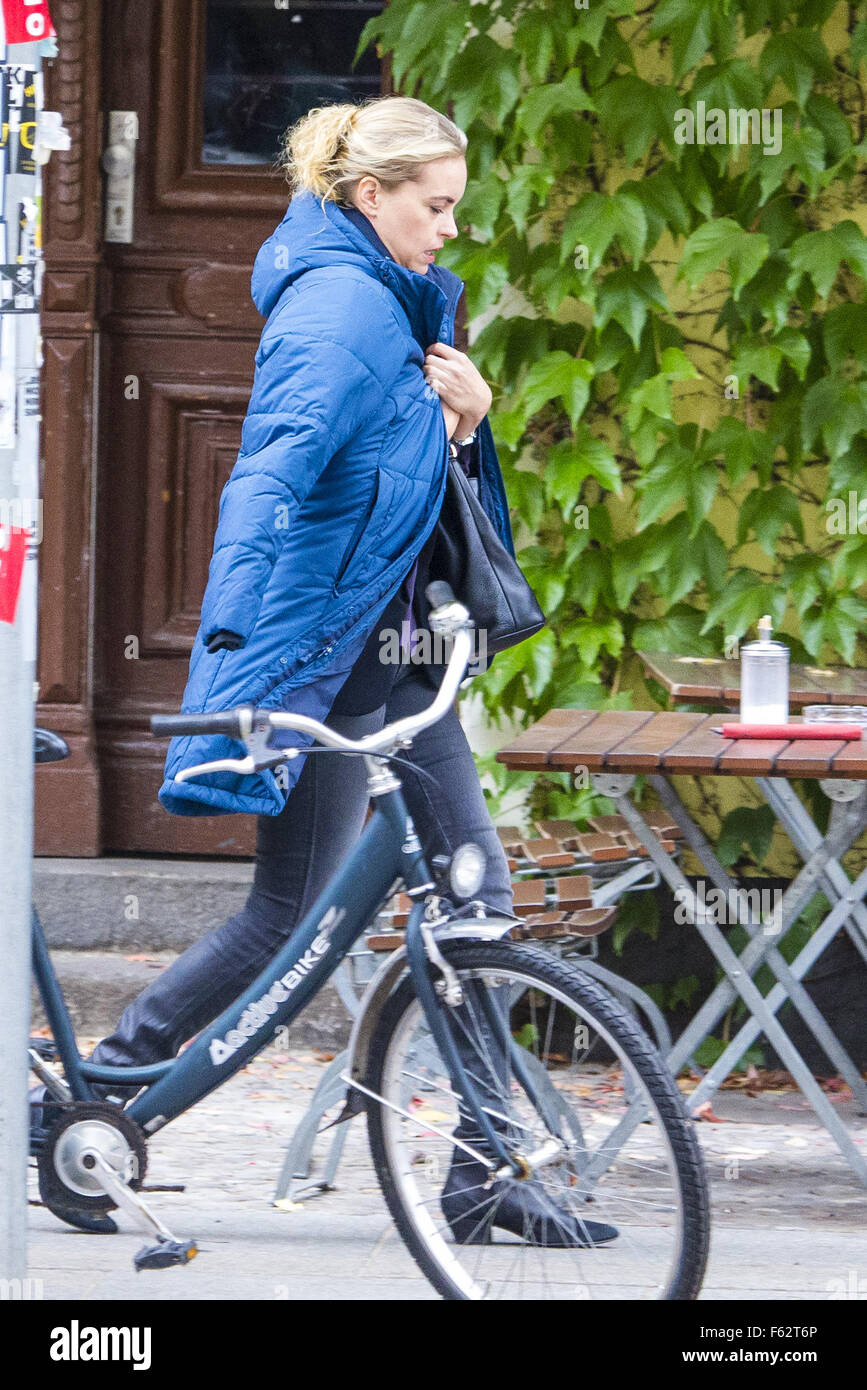 Die Dreharbeiten wieder am Set der 5. Staffel von Heimat in der Oderberger Straße Straße in Prenzlauer Berg.  Mit: Nina Hoss Where: Berlin, Deutschland bei: 7. Oktober 2015 Stockfoto