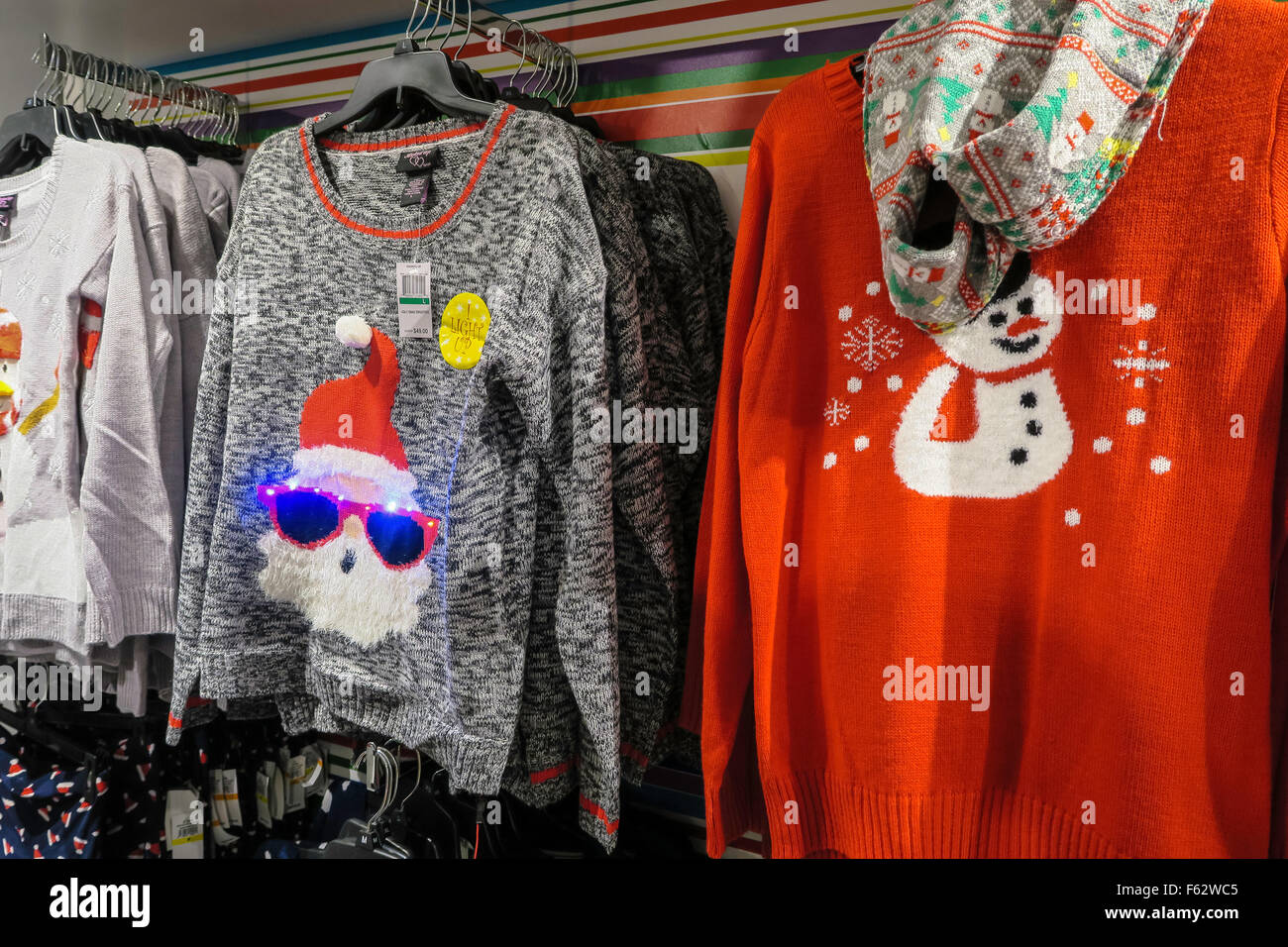 Macy's Flagship-Kaufhaus zeigt humorvolle hässliche Pullover während der Weihnachtszeit, New York City, USA Stockfoto