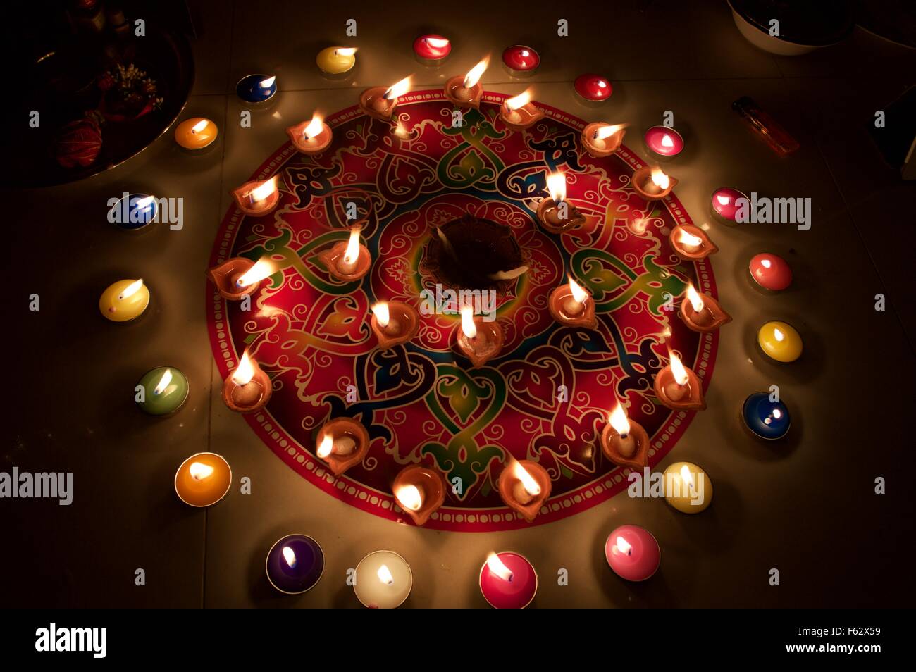 Indische Festival Diwali und brennende Kerze Stockfoto