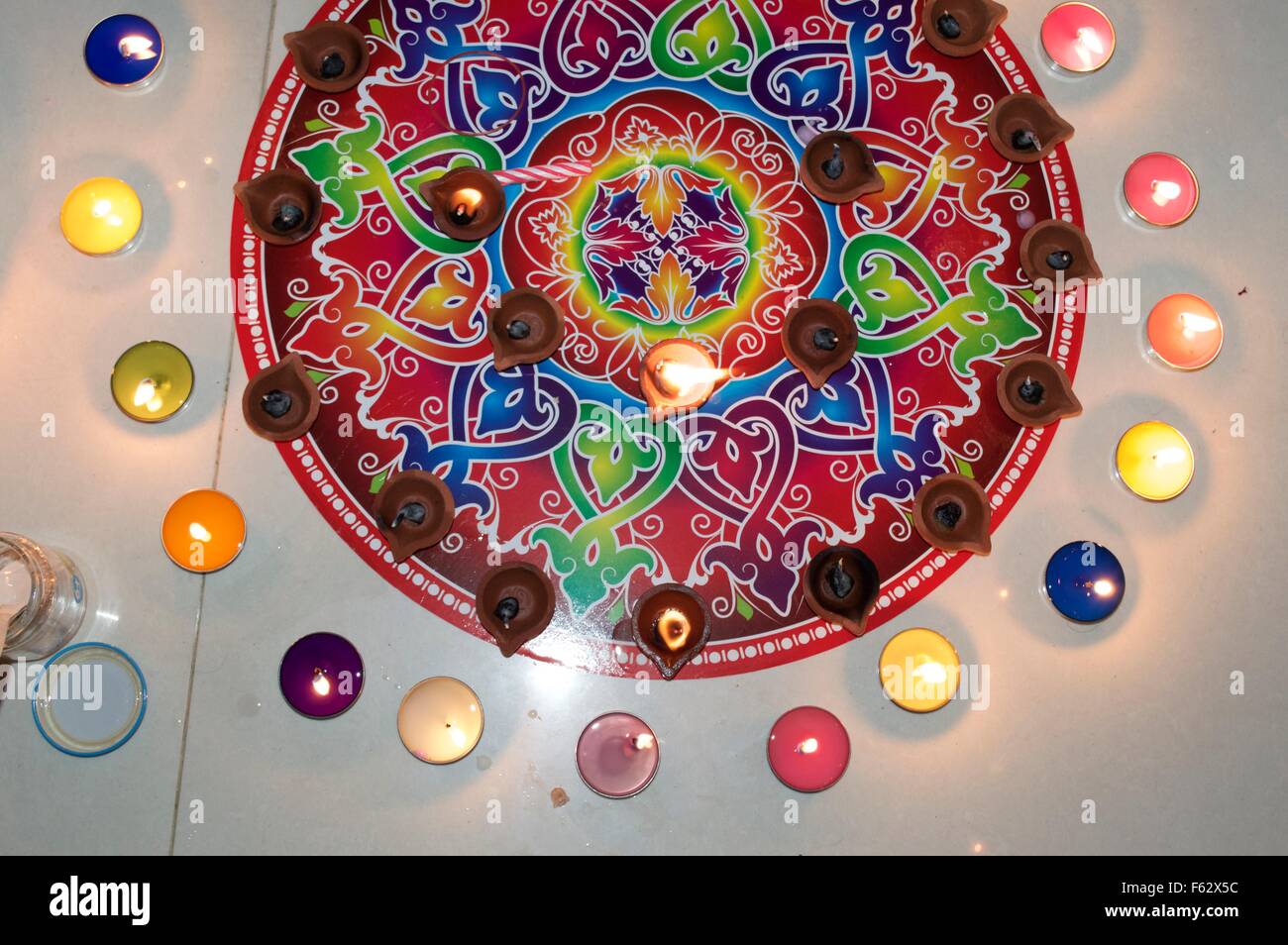 Rangoli und Deepak in Diwali-fest Stockfoto