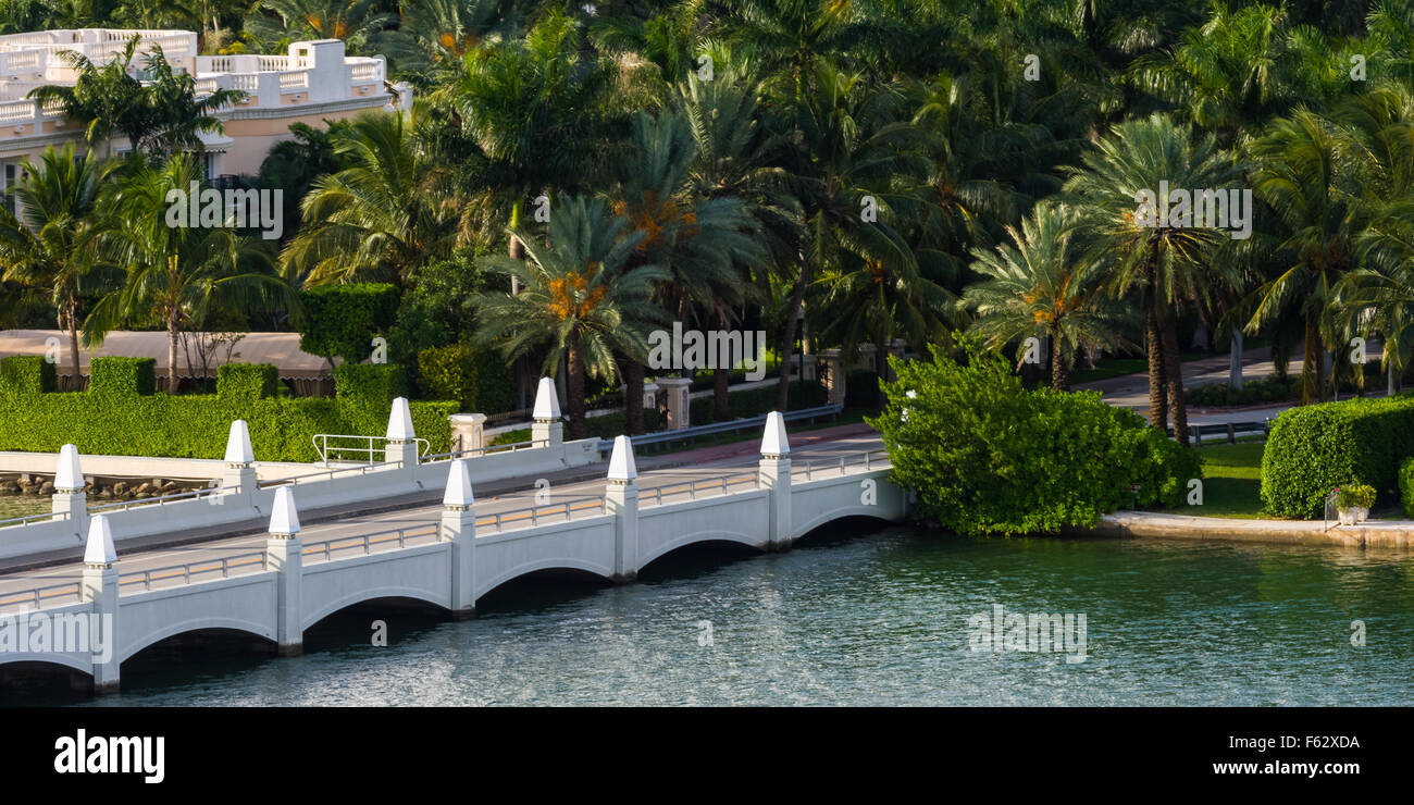 Das Ist Der Brunnen St Brucke Zu Palm Und Hibiskus Inseln Schalten Sie Den Macarthur Causeway Links Miami Und Miami Beach Stockfotografie Alamy