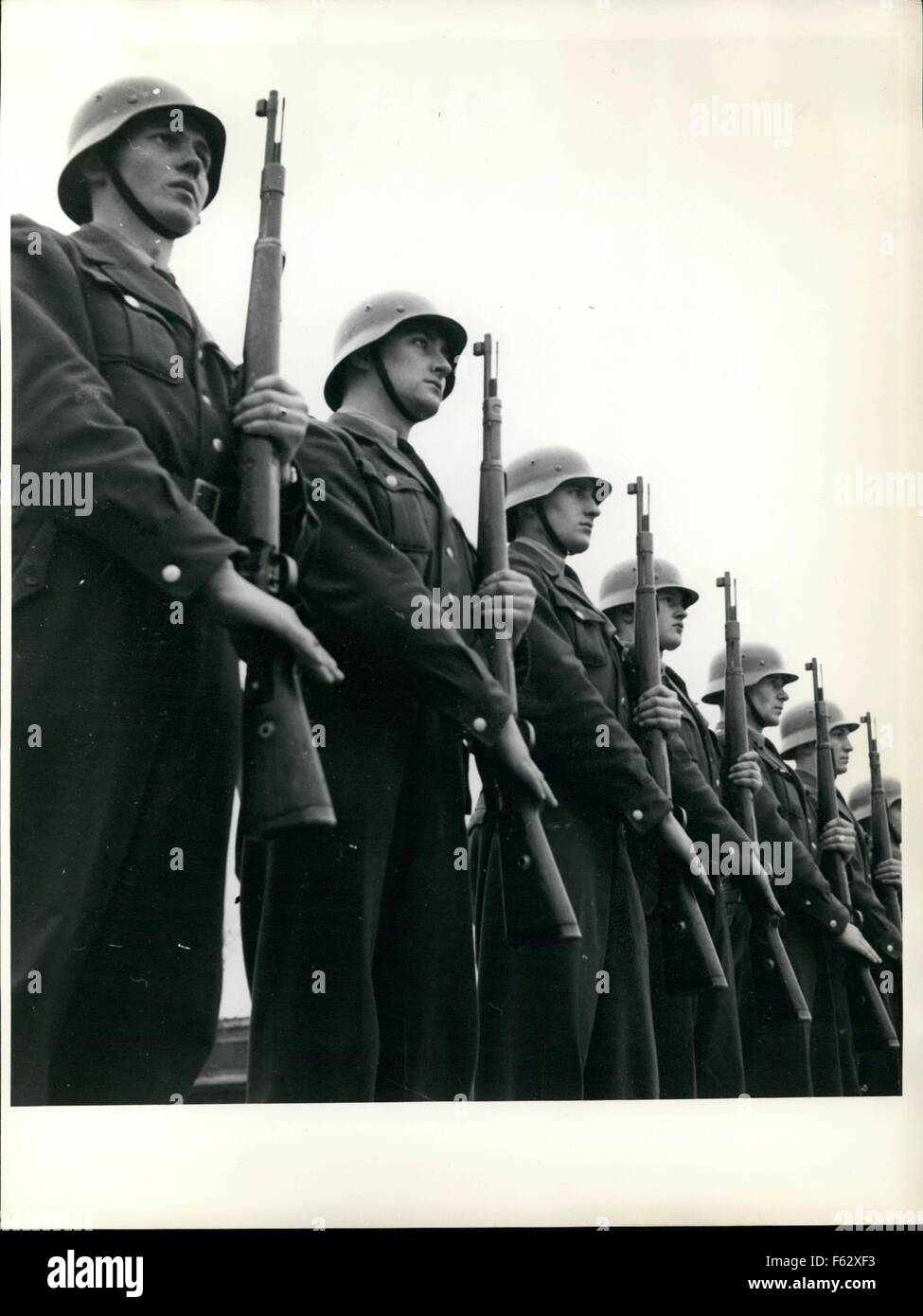 1954 - die deutschen sind eine militärische Nation, auch wenn sie sagen, dass sie nicht mehr militärische Gesindel. Sie mögen zu stramm stehen und auch wenn sie Polizisten sind, sie wollen intelligente Soldaten. © Keystone Bilder USA/ZUMAPRESS.com/Alamy Live-Nachrichten Stockfoto