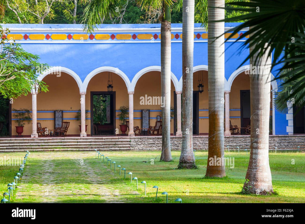 Palmen säumen den Eingang zum Santa Rosa Hacienda in Yucatan, Mexiko. Stockfoto