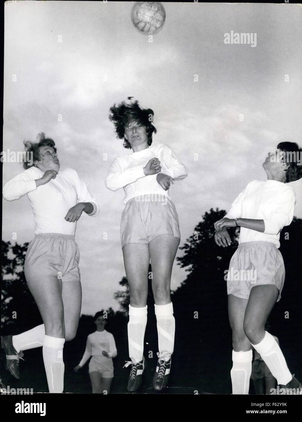 1968-Luton Damen drehen auf das Fußballfeld: Die Mädchen von Luton nie zu gehen w3atch ihre jungen Freunde Fußball spielen an einem Sonntagnachmittag - sie sind viel zu sehr damit beschäftigt - Fußball selbst für 17 Mädchen aus London Telephone Exchange eigene Fußball-Nationalmannschaft, genannt der Daytels, noch alle an der Tagschicht an der Börse arbeiten gebildet haben. In der Tat so scharf haben diese Mädchen geworden, dass sie nicht aufgehört haben, an ihr eigenes Team zu bilden - sie haben andere lokale Mädchen, Form Atome, gefördert, damit die Lueon Ligen Damen bestehend aus Damenmannschaften gibt. Die Baytels sind engagiert und trainieren einmal ein wir Stockfoto