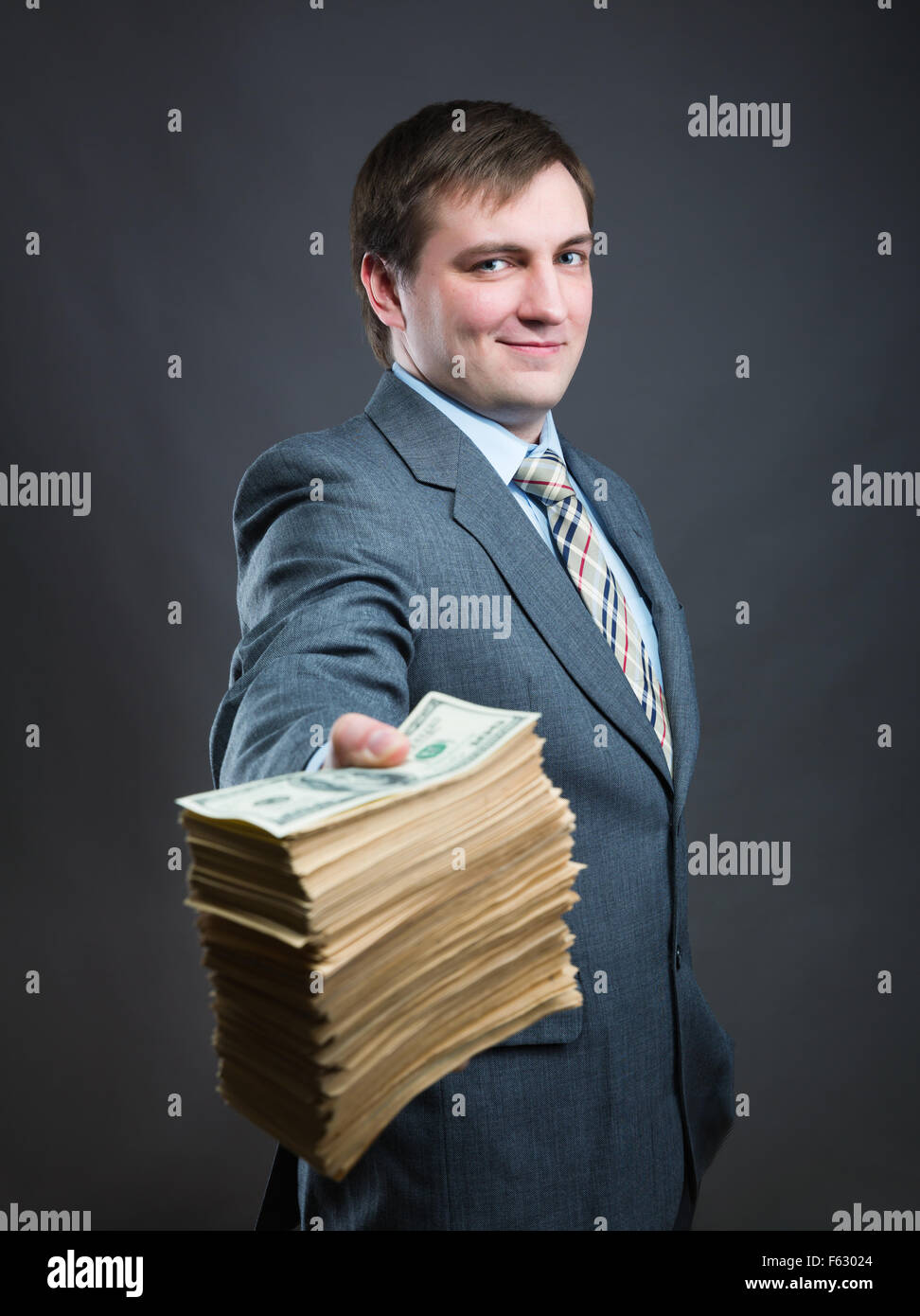 Glücklicher Mann halten große Packung von Geld Stockfoto