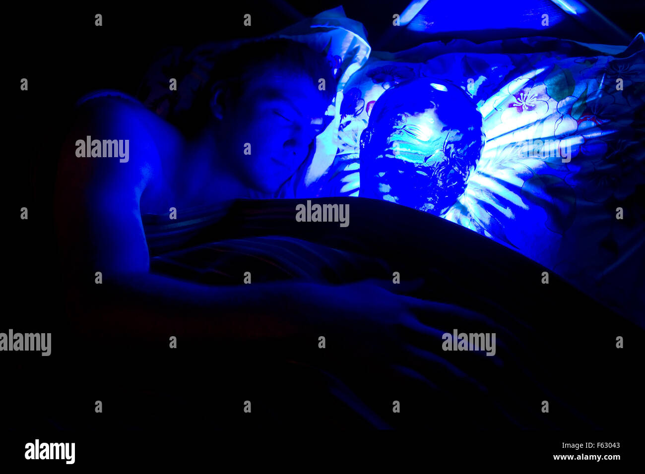 Gemischte Rassen Familie schlafen. Außerirdische unter uns Stockfoto