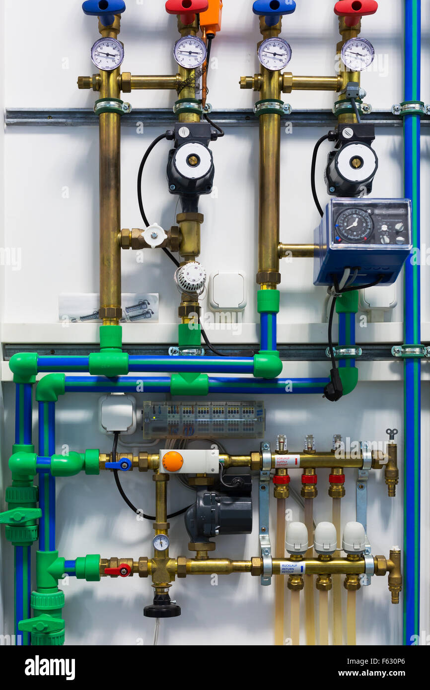Manometer, rohre und wasserhahn ventile der heizungsanlage in fototapete •  fototapeten Ventil, hydraulische, Kanal
