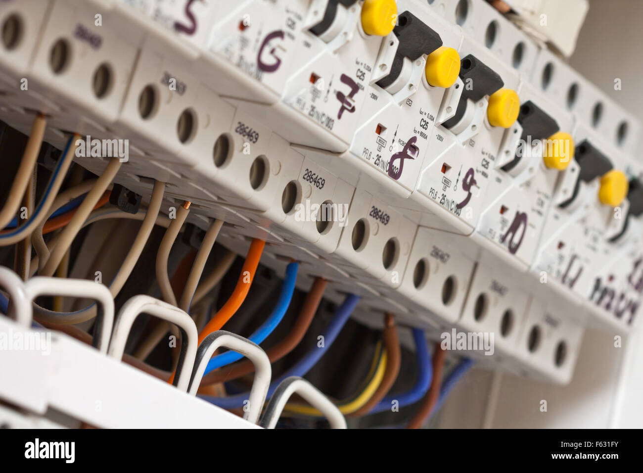 Nahaufnahme von elektrischen Fuseboxes und Stromleitungen Stockfoto