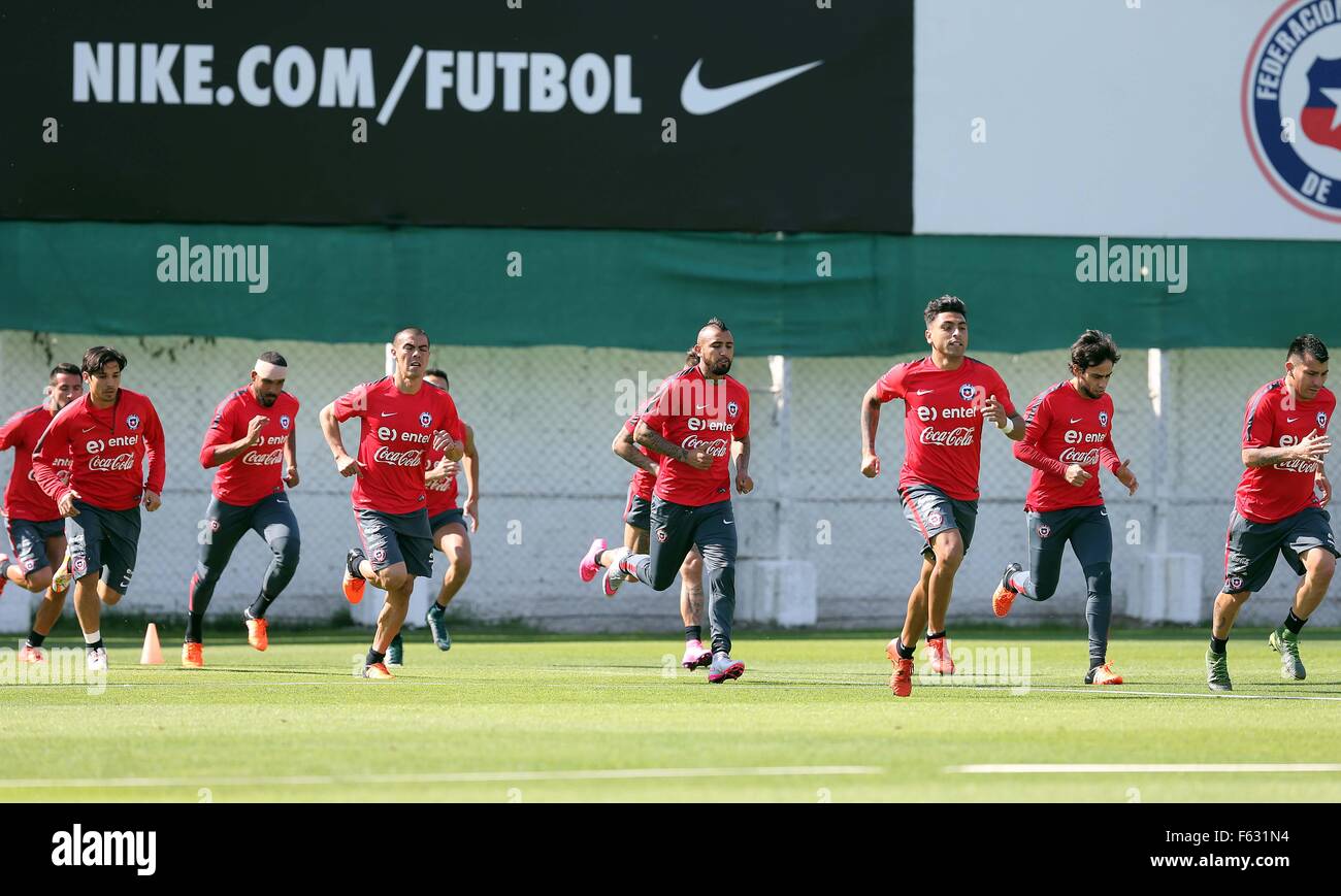 Santiago, Chile. 10. November 2015. Bild zur Verfügung gestellt von Chiles nationaler Verband der Professional Soccer (ANFP, für seine Abkürzung in Spanisch), zeigt Spieler von Chile Teilnahme während einer Trainingseinheit in der Sport-Komplex Juan Pinto Duran, in Santiago, Hauptstadt von Chile, am 10. November 2015. Chile stellen Kolumbien in das Qualifikationsspiel für die FIFA WM 2018 in der nationalen Stadion Santiago am 12. November. Bildnachweis: ANFP/Xinhua/Alamy Live-Nachrichten Stockfoto