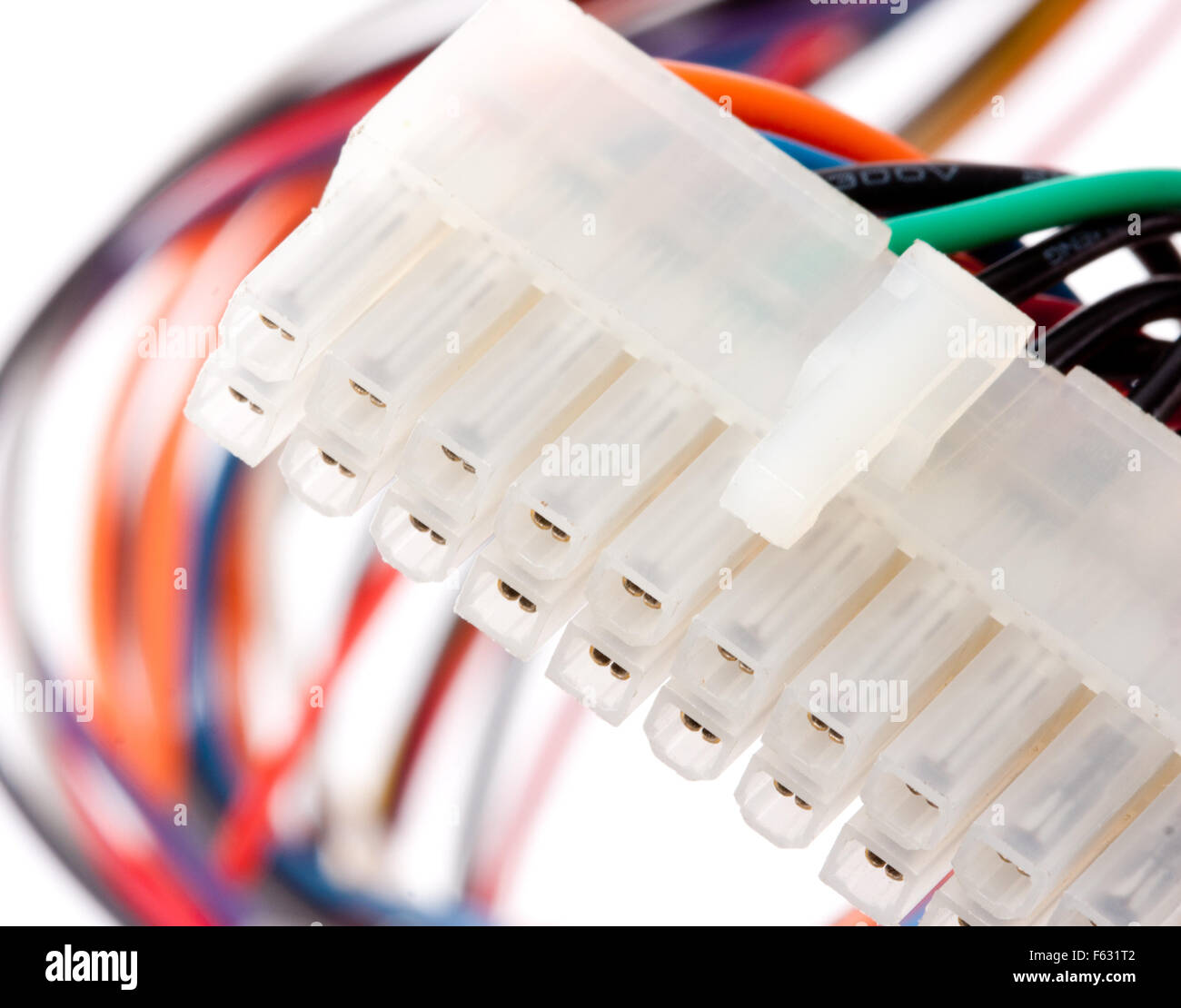 Nahaufnahme der elektrischen Stecker mit bunten Kabeln. Isoliert auf weiss Stockfoto