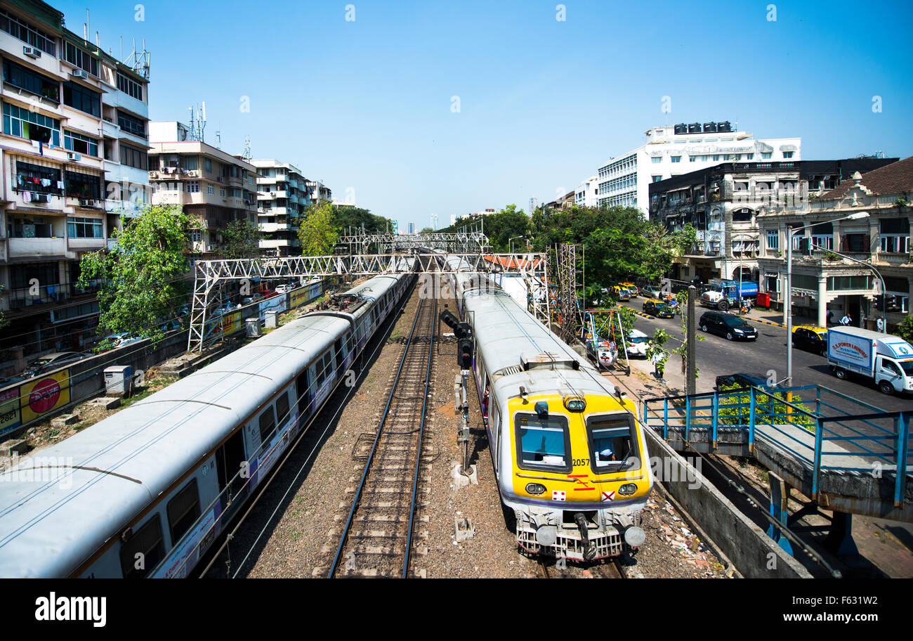 Von Mumbai Vorstadtgleis dient mehr u-Bahn Mumbais. Stockfoto