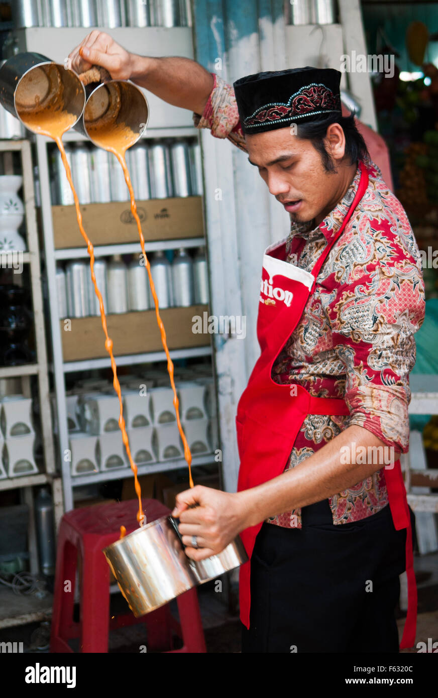 Kreditor mischen Thai gewürzt Iced Tea am Wochenendmarkt Chatuchak, Bangkok, Thailand. Stockfoto