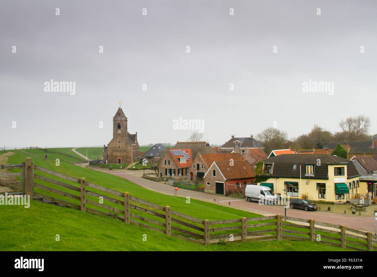 Das niederländische Dorf Wierum nahe dem Deich Stockfoto
