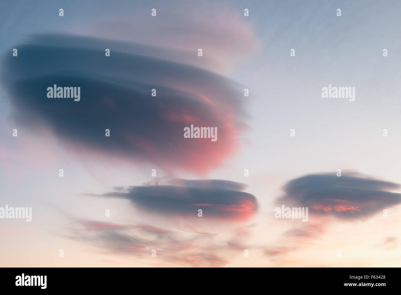 Linsenförmige Wolken bei Sonnenuntergang. Auch bekannt als UFO-Wolken. Stockfoto