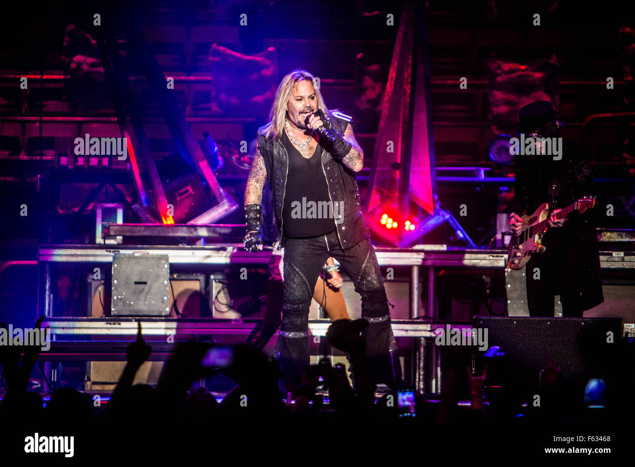 Mailand, Italien. 10. November 2015. Motley Crue live zum letzten Mal in Italien an Mediolanum Forum in Mailand am 10. November 2015 Credit: Mairo Cinquetti/Alamy leben Nachrichten Stockfoto